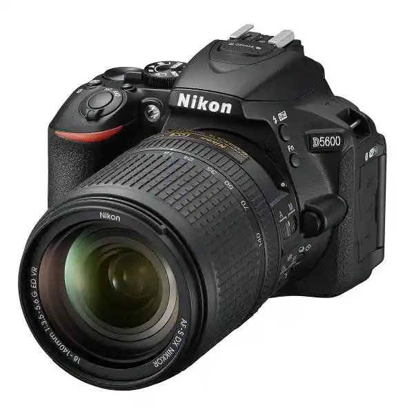 NIKON D5600 + AF-S 18-140VR