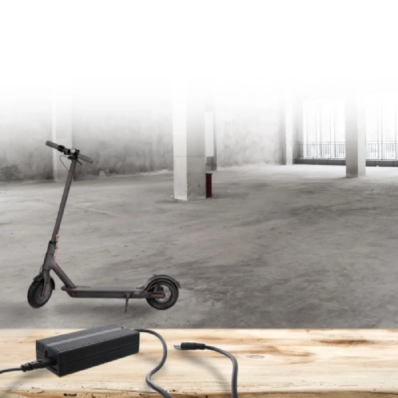 TNB URBAN MOOV ЗАРЯДНО ЗА Е-СКУТЕР УНИВ.