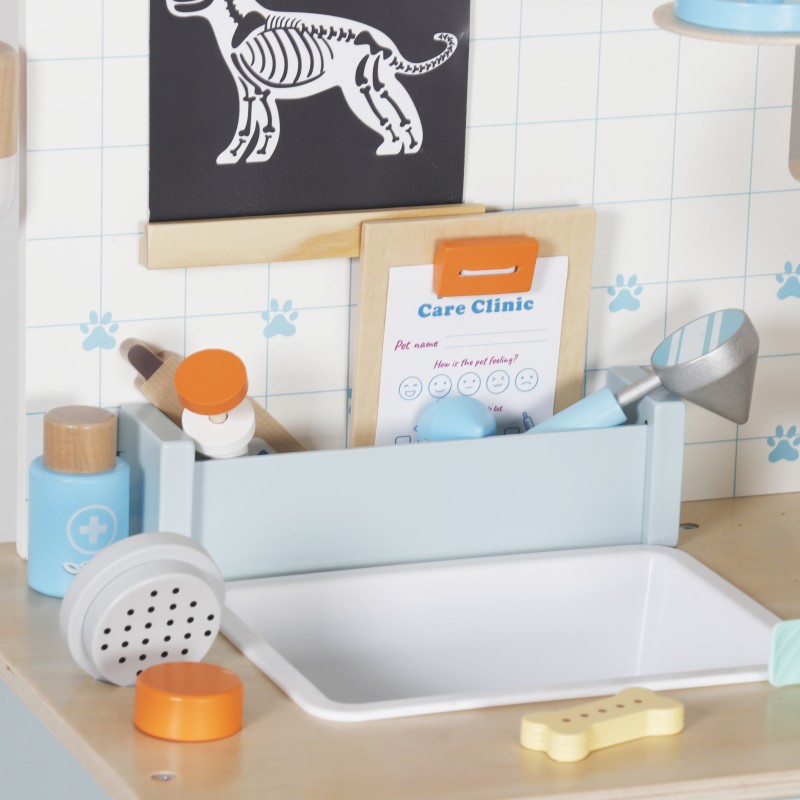 Детска Ветеринарна Клиника Играчка GINGER HOME – Дървен Ветеринарен Център с Аксесоари и Плюшено Куче, 89×57×30 см