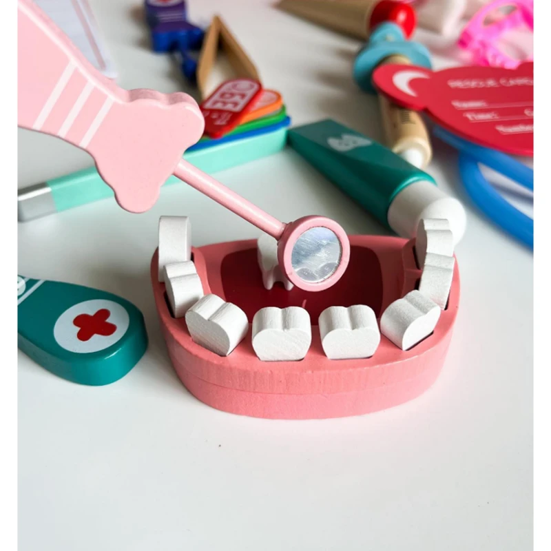 Дървен лекарски комплект в куфарче MalPlay