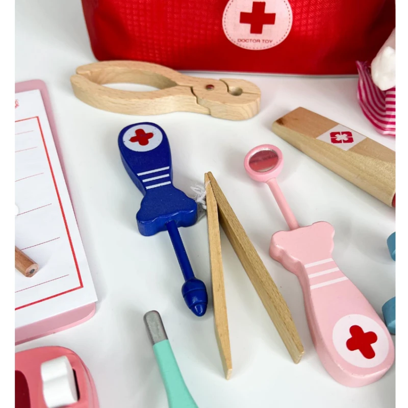 Дървен лекарски комплект в куфарче MalPlay