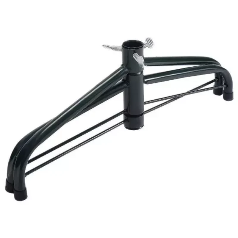 Коледна елха със заснежени върхове