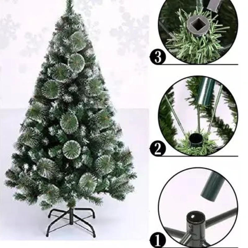 Коледна елха със заснежени върхове