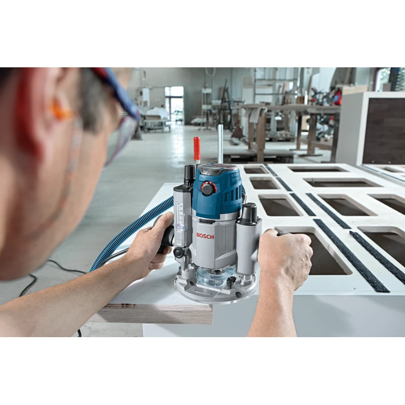 Оберфреза BOSCH GOF 1600 CE Professional, 1600W, 76мм ход на фрезата, 25000 min-1