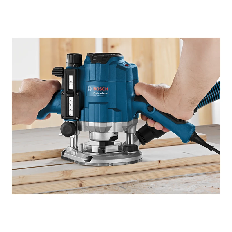 Оберфреза BOSCH GOF 1250 CE Professional, 1250W, 60мм ход на фрезата, 24000 min-1