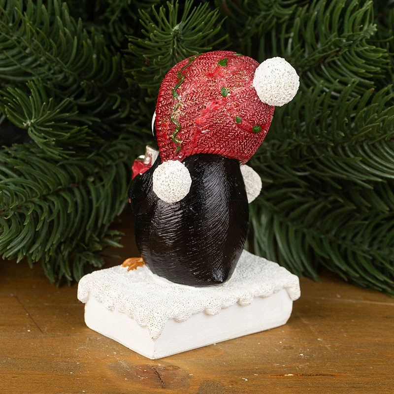 Пингвин с подарък