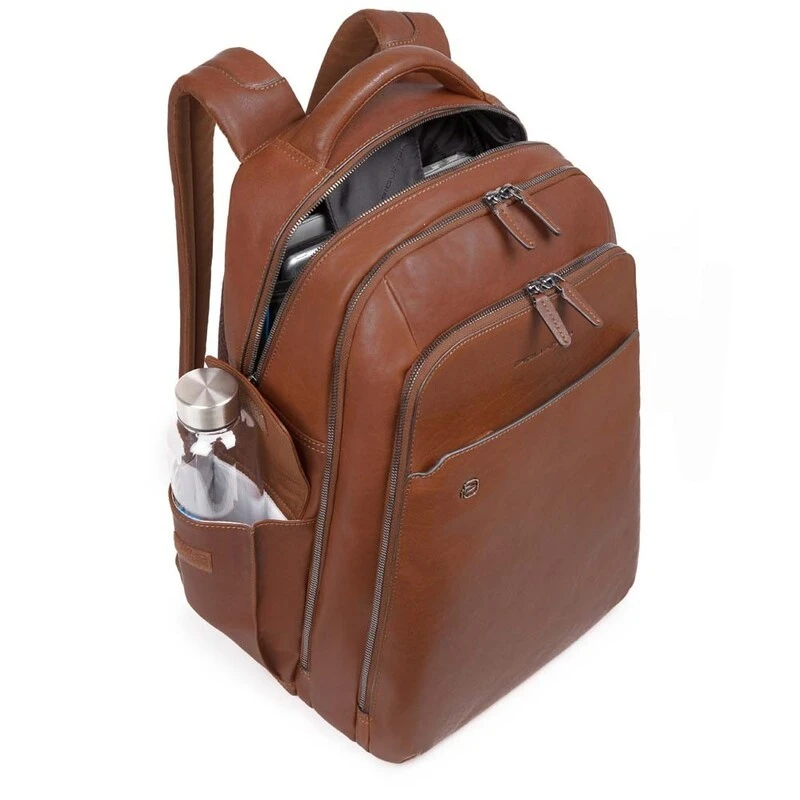 PIQUADRO BagMotic Раница за лаптоп с отделение за iPad®Air/Pro 9,7 и извод за USB и micro-USB и CONNEQU светло кафяв цвят