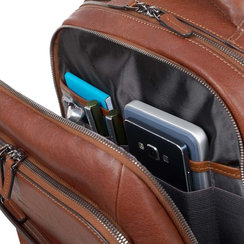 PIQUADRO BagMotic Раница за лаптоп с отделение за iPad®Air/Pro 9,7 и извод за USB и micro-USB и CONNEQU светло кафяв цвят